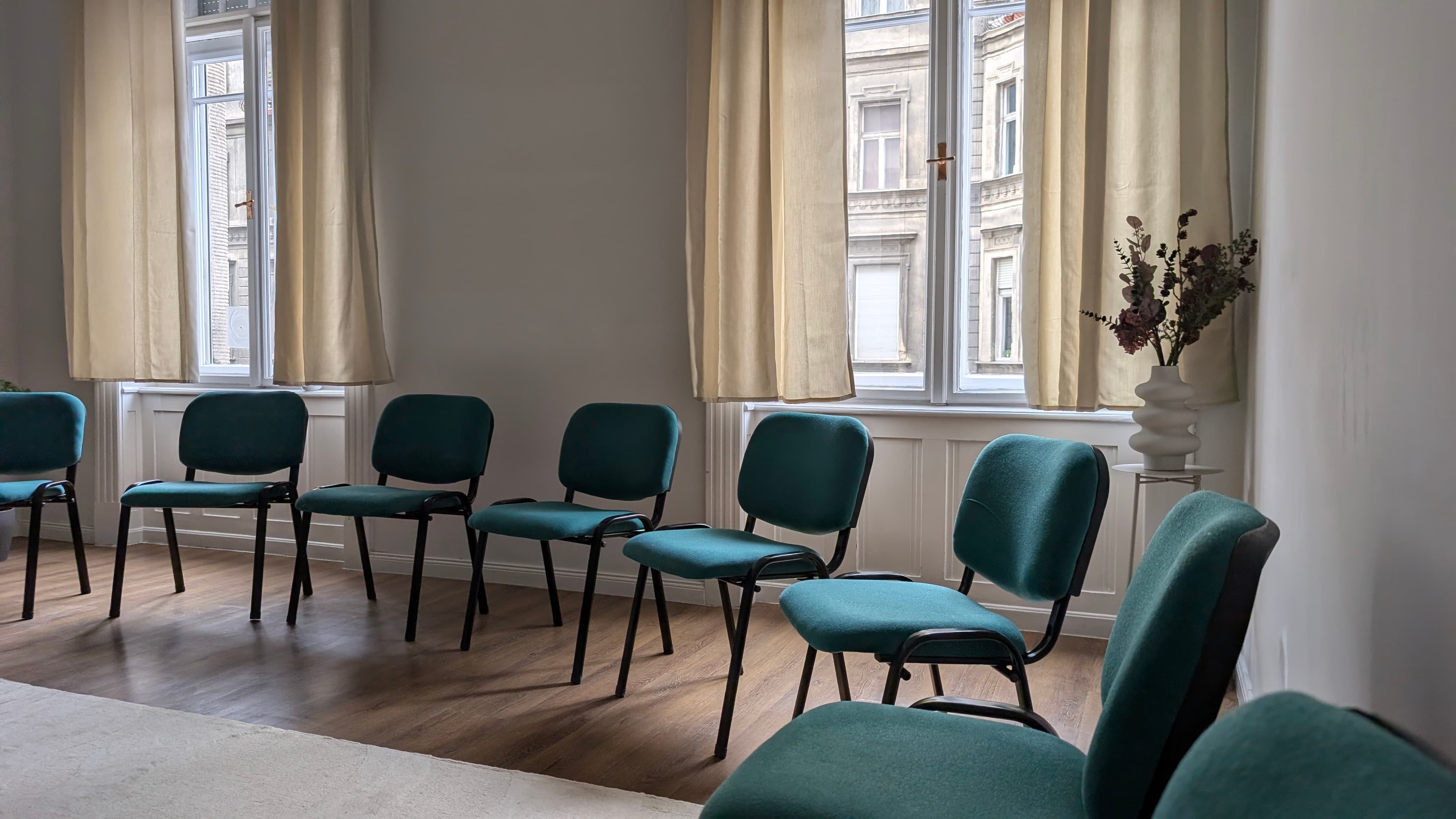 Bérelhető csoportszoba pszichodráma-csoportoknak, terápiás csoportfoglalkozásokhoz
