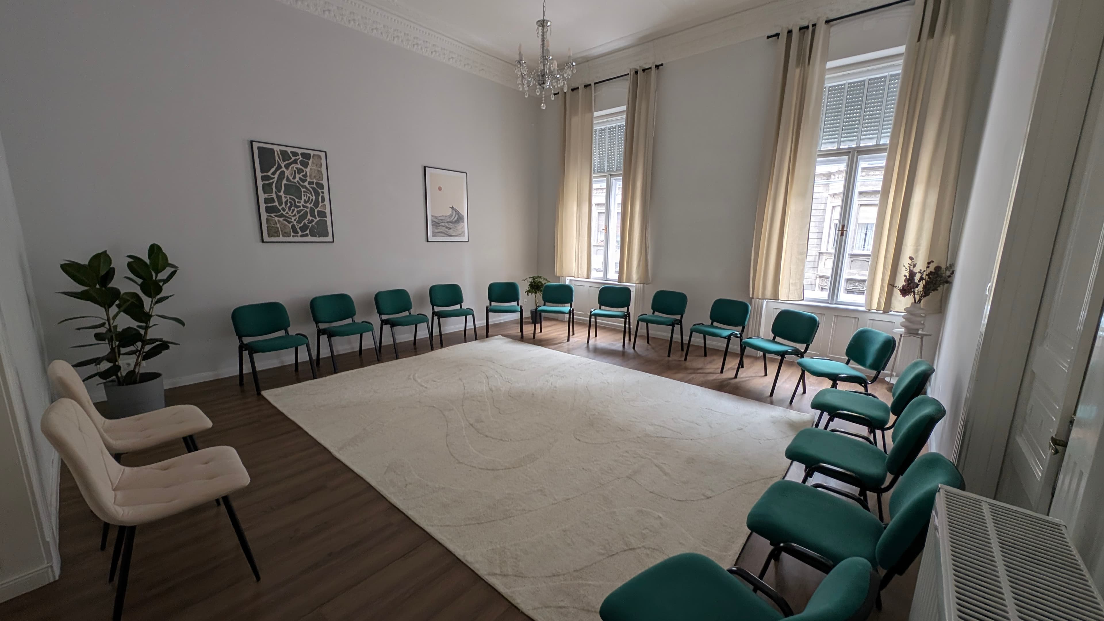 Berendezhető fotelekkel és asztallal, vagy 12 főnek irodai székekkel